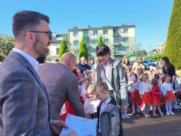 Rok szkolny 2023-2024 - 154 - Przedszkolaki uczciêy ùwi⌐to Flagi